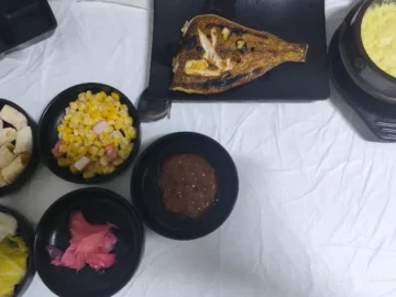 동대구회 매장 테이블에 차려진 푸짐한 생선구이와 밑반찬