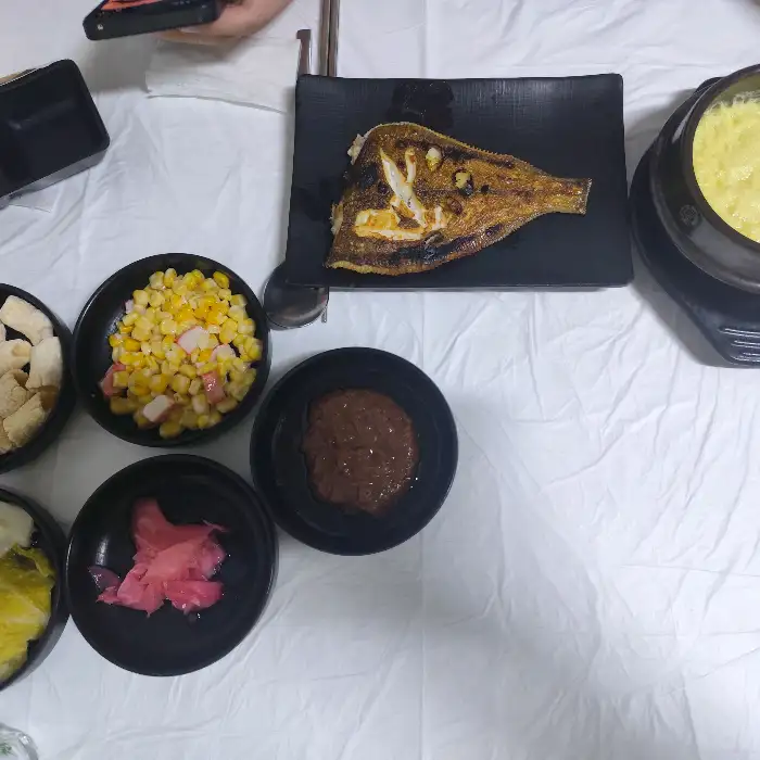 동대구회 매장 테이블에 차려진 푸짐한 생선구이와 밑반찬