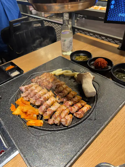 육일관 본점의 식탁에 차려진 삼겹살과 밑반찬들.