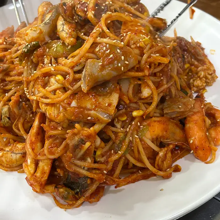 다양한 해산물이 푸짐하게 담긴 해물찜