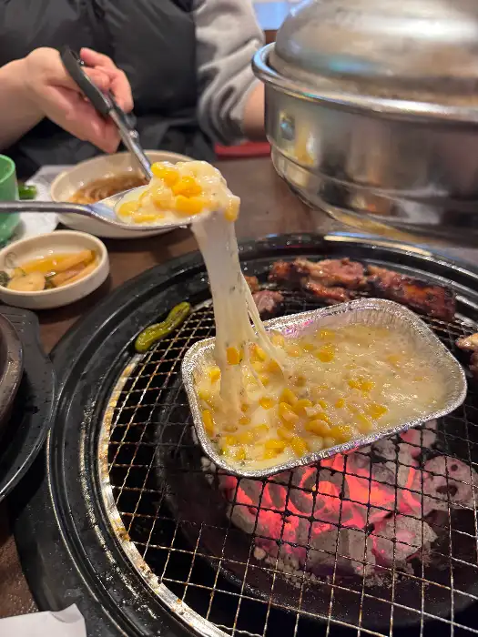 치즈 옥수수가 녹아내리는 모습