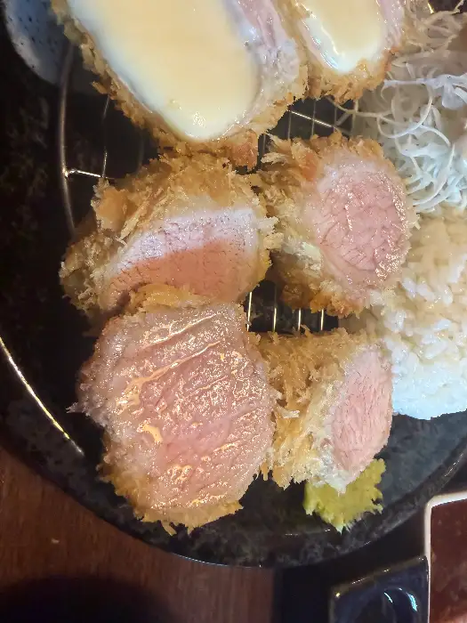 부드러운 속살을 드러내는 이이카츠 안심 돈까스 단면