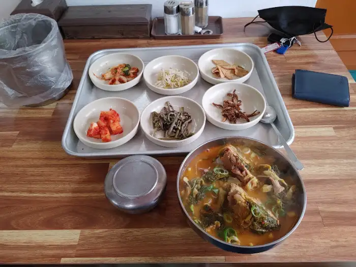 못재식당의 푸짐한 추어탕과 7가지 정갈한 반찬 한 상