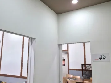 임실맛소 내부 홀 모습과 테이블 세팅