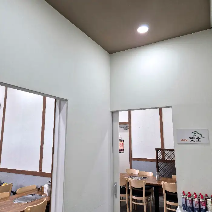임실맛소 내부 홀 모습과 테이블 세팅