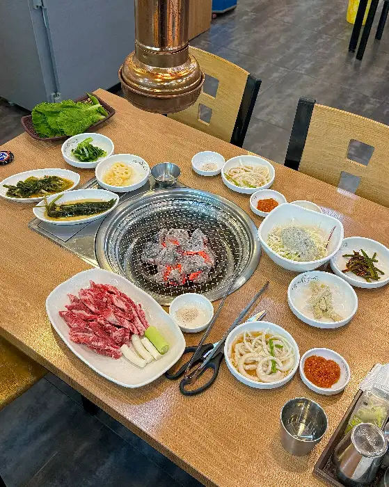한가족숯불구이 벌교직영점 넓고 쾌적한 매장 내부와 정갈하게 차려진 식탁