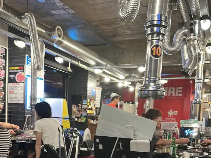 식껍 용산점 매장 내부 모습, 후드 시설과 테이블