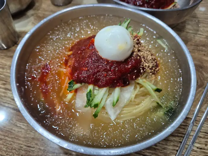 국제밀면 본점의 대표 메뉴인 비빔밀면