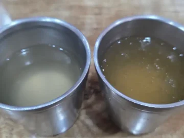 국제밀면 본점의 물밀면 육수와 비빔밀면 양념장