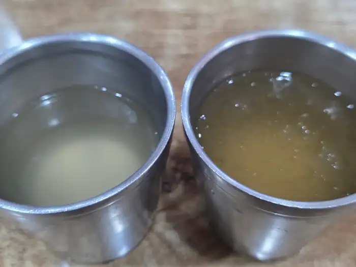국제밀면 본점의 물밀면 육수와 비빔밀면 양념장