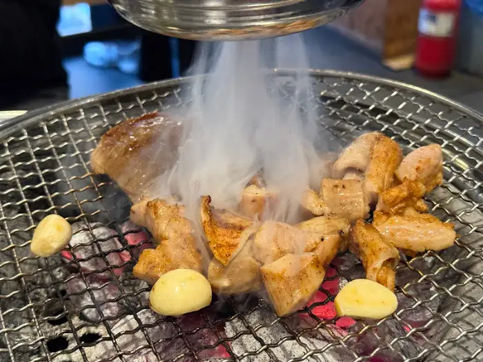 활활 타는 숯불 위에서 지글지글 익어가는 백호양대창 이수점의 곱창