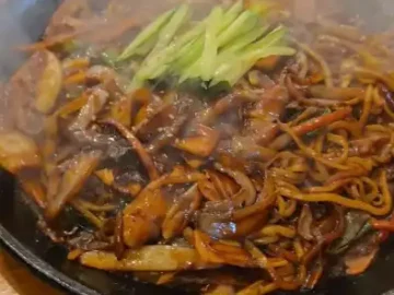 매콤한 소스가 듬뿍 담긴 철판 짜장면