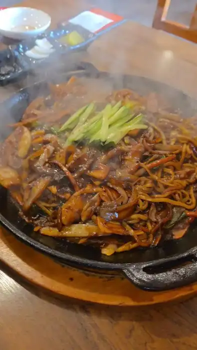매콤한 소스가 듬뿍 담긴 철판 짜장면