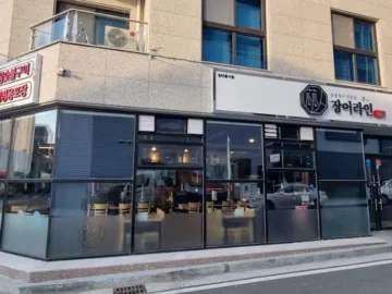 장어라인 송정점 외관, 통유리창으로 깔끔한 내부가 보이는 모습