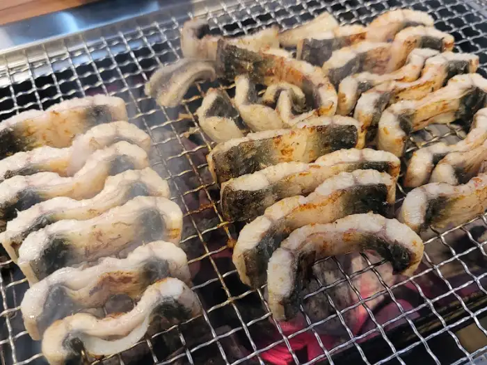 숯불 위에서 맛있게 구워지고 있는 두툼한 민물장어