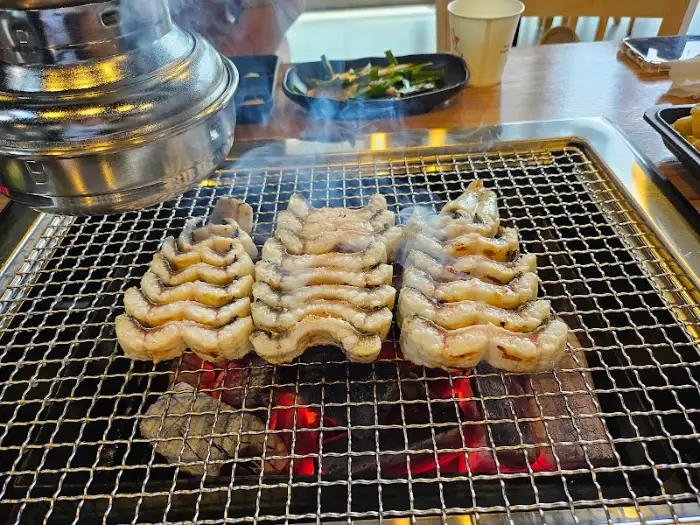 잘 익어가는 두툼한 민물장어 조각들