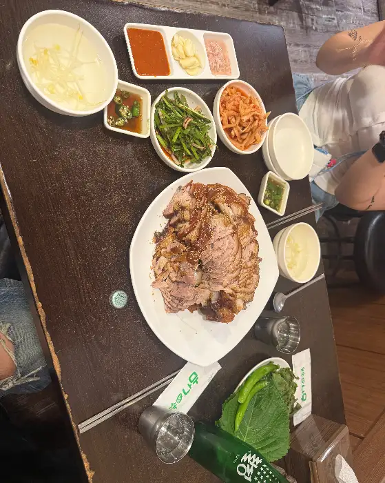 장충동웰빙족발에서 푸짐하게 차려진 족발 한 상