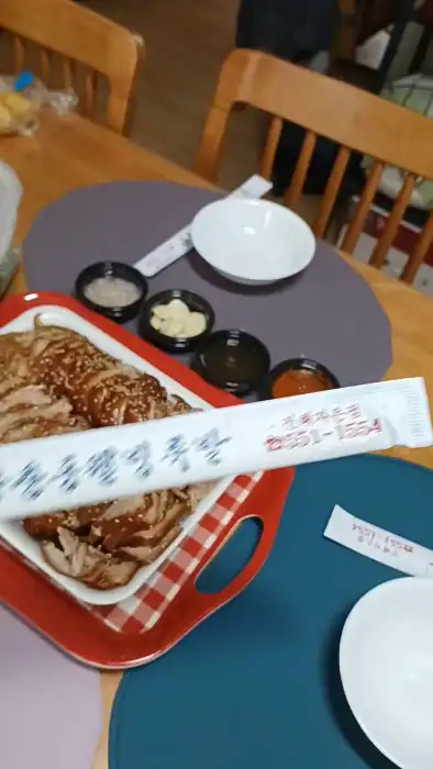 장충동웰빙족발의 족발과 곁들임 양념들