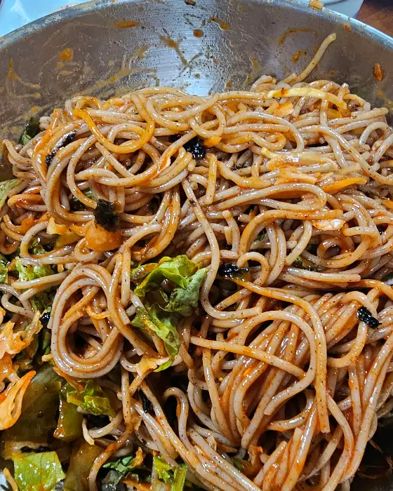 새콤달콤한 양념에 비벼진 장평막국수의 비빔막국수