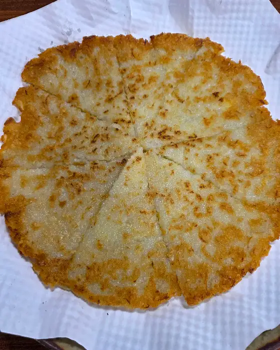 노릇하게 잘 부쳐진 장평막국수의 감자전