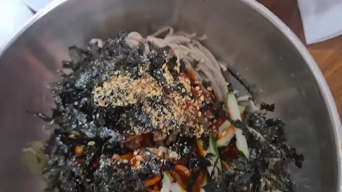 김가루와 채소가 듬뿍 올라간 막국수