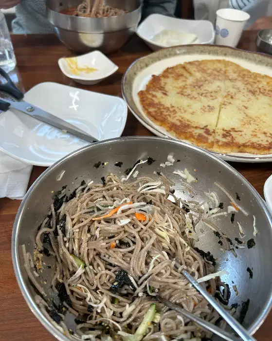 식탁 위에 놓인 막국수와 감자전