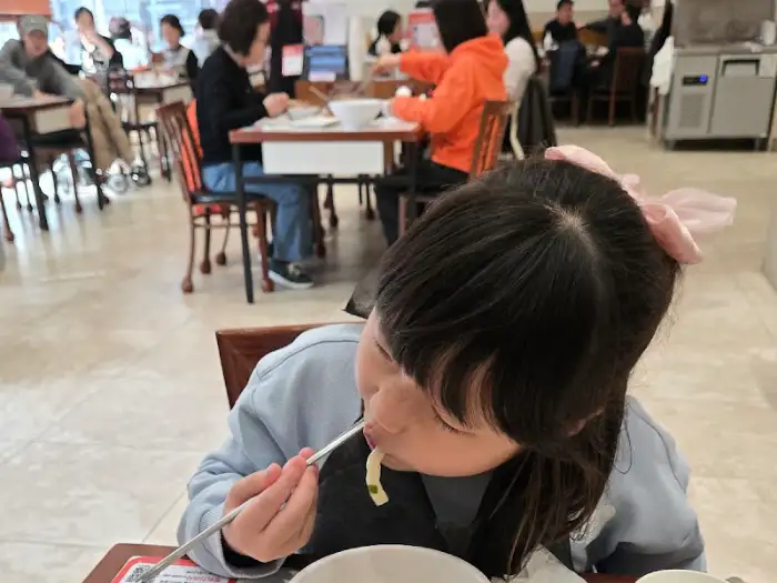 어린이가 장원갑칼국수 대전중구점에서 맛있게 칼국수를 먹는 모습
