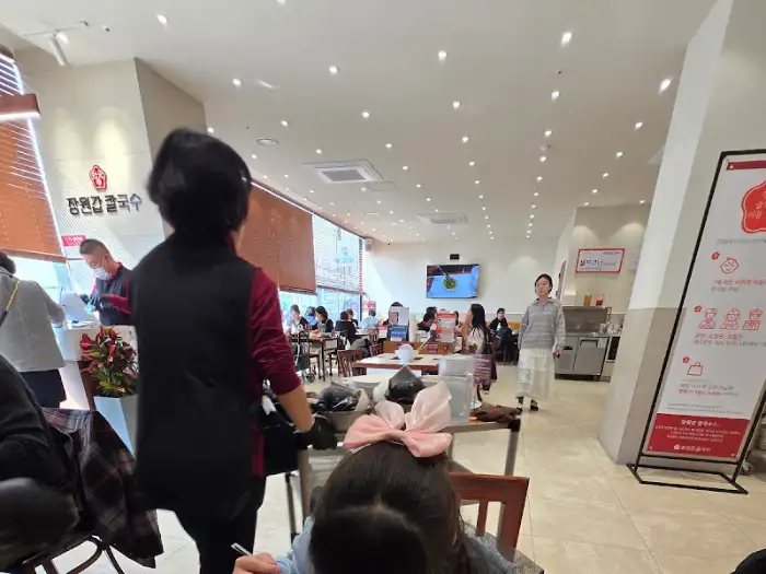 장원갑칼국수 대전중구점의 넓고 쾌적한 실내 전경