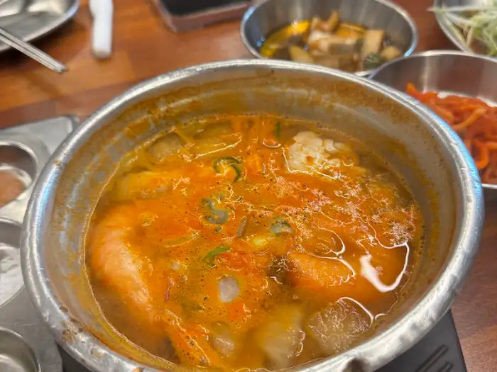 해물이 들어간 금돈가 된장찌개