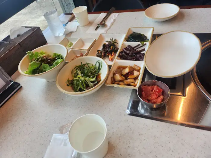다양한 밑반찬과 쌈 채소가 준비된 금돈가 식탁