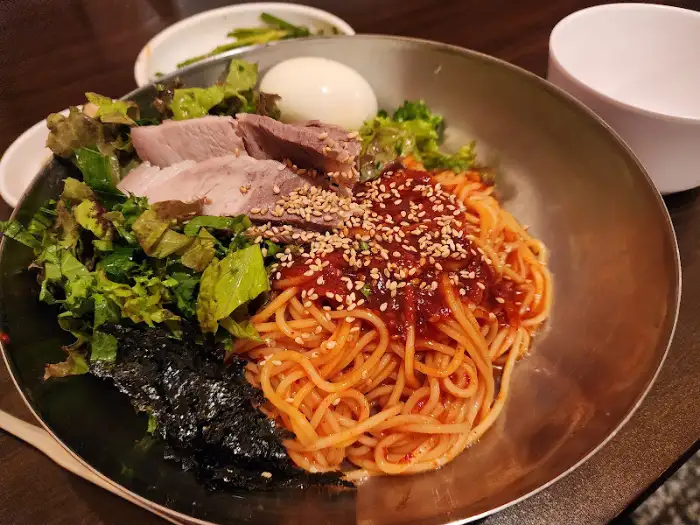 제주상회의 비빔국수와 고기, 채소가 듬뿍 담긴 모습