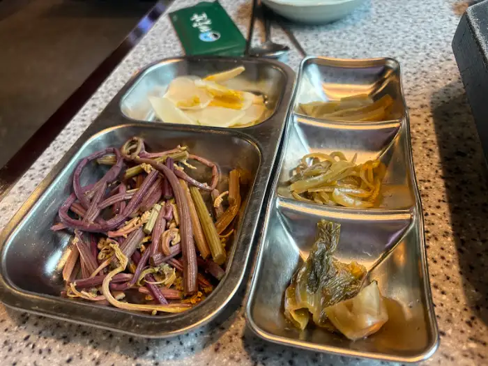 제줏간 인천계산점의 신선한 채소와 장아찌