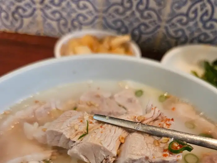 제주상회의 넉넉한 양의 고기국수 클로즈업