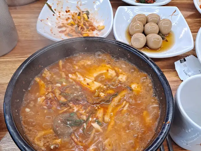 다양한 재료가 어우러진 순두부찌개 한 상