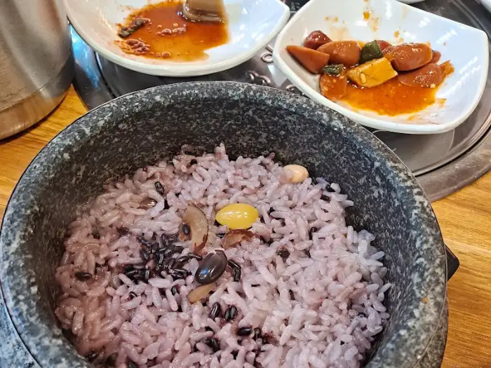 장가네 일품순두부의 흑미 솥밥