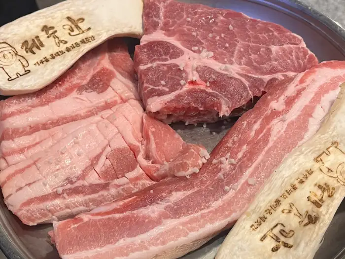 제줏간 인천계산점의 신선한 돼지고기 모둠