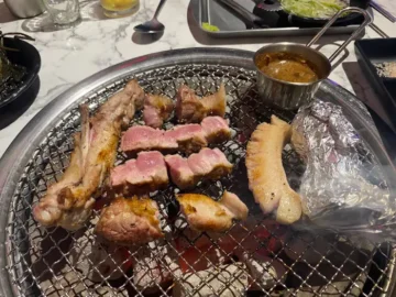 제주백정의 숯불 위에서 구워지고 있는 삼겹살과 목살