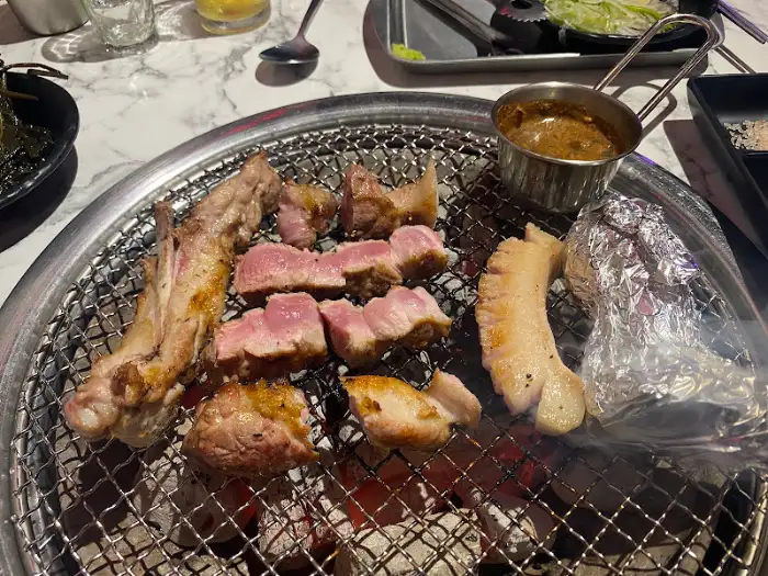 제주백정의 숯불 위에서 구워지고 있는 삼겹살과 목살