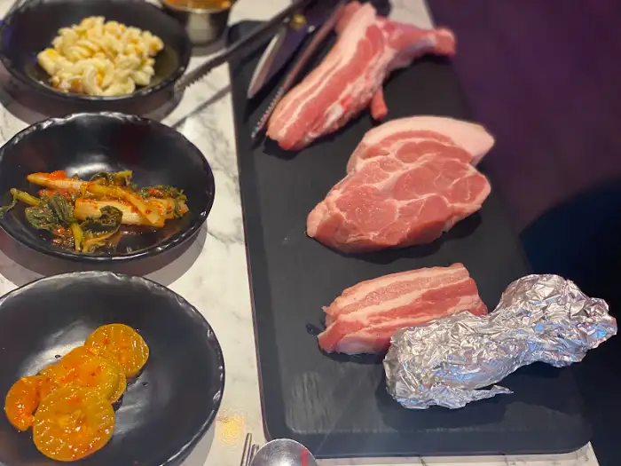 제주백정의 푸짐한 밑반찬과 신선한 생고기