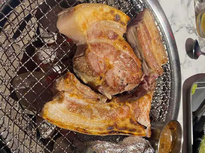 제주백정의 두툼하고 먹음직스러운 삼겹살