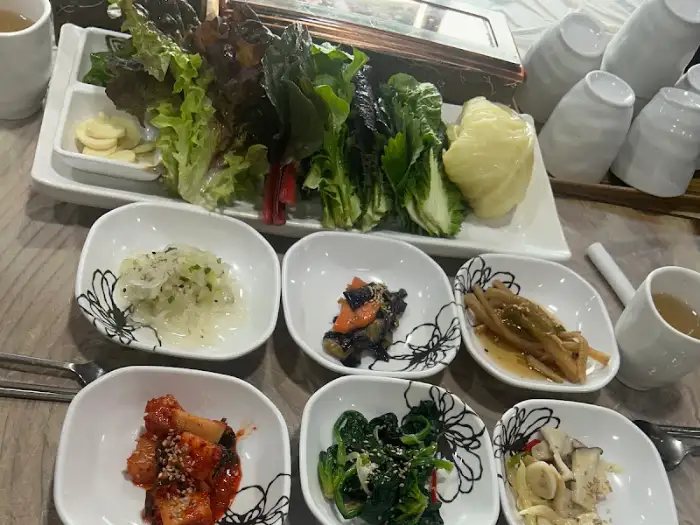 정읍 바다쌈밥의 신선한 쌈 채소와 곁들임