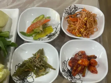 정읍 바다쌈밥의 풍성한 밑반찬 구성