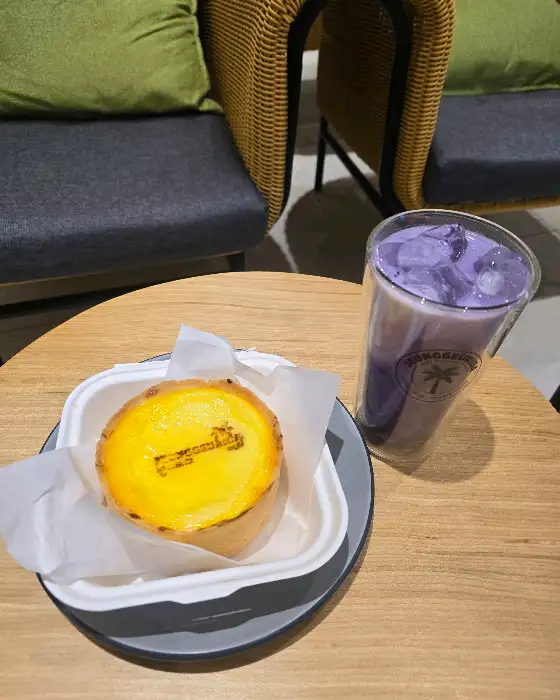 테이블 위에 놓인 타르트와 보라색 음료