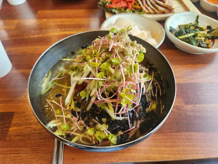진천 원조중원탑막국수 진천이월점의 먹음직스러운 막국수 그릇의 모습