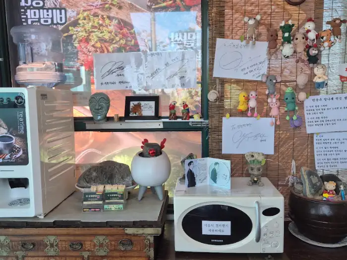 진천 원조중원탑막국수 진천이월점 내부의 아기자기한 소품들
