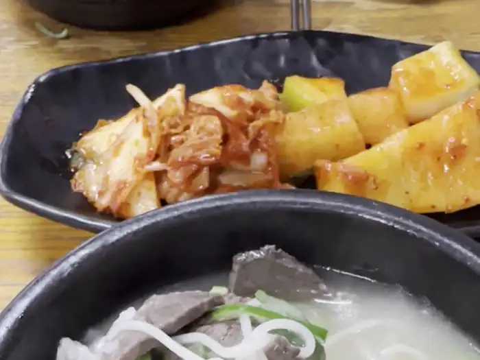 진미옥설렁탕의 뽀얗고 진한 국물에 큼직한 고기 한 점이 올려진 모습