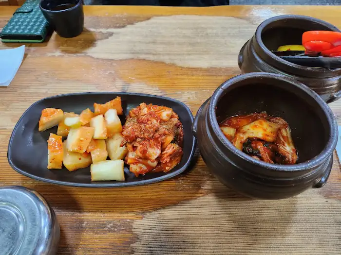진미옥설렁탕의 깍두기와 김치가 담긴 항아리와 접시