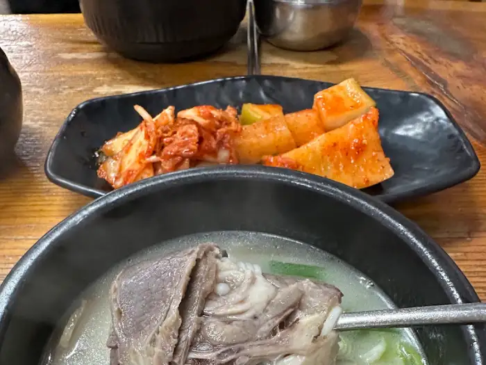 진미옥설렁탕의 푸짐한 설렁탕과 갓 담근 듯 신선한 김치와 깍두기
