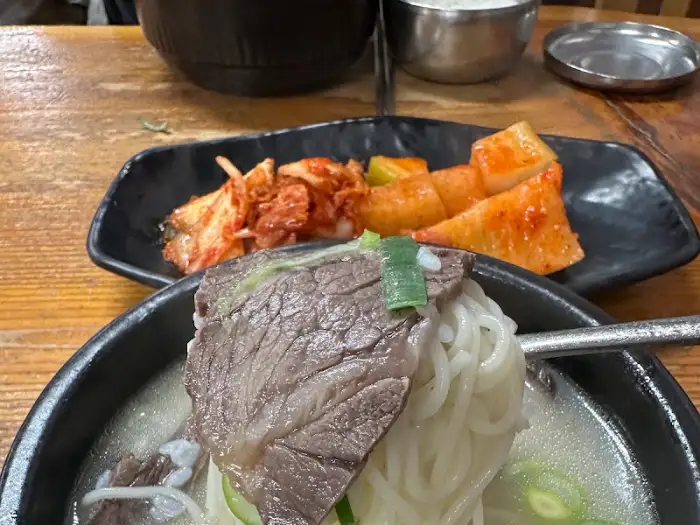 진미옥설렁탕의 쫄깃한 면발과 부드러운 고기를 함께 떠올린 모습