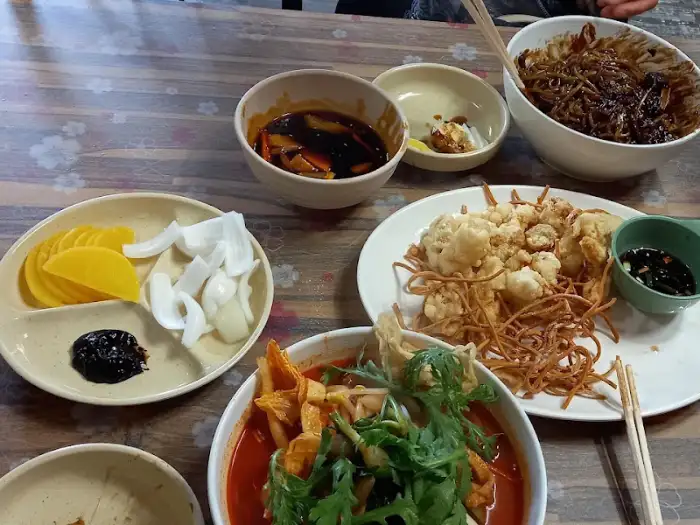 푸짐한 해물과 야채가 가득 담긴 얼큰한 짬뽕 한 그릇